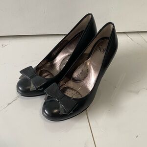 Leather heels with bows